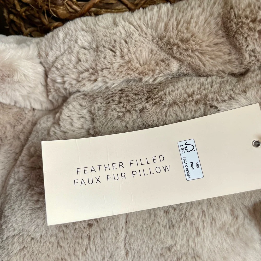 RACHEL ZOE Soft & Cozy Faux Fur Accent Pillow ! NWT! Cuddle up in coziness 😴 - Picture 10 of 14